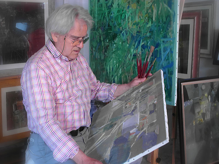 Giuseppe Nardi mentre ammira uno dei suoi dipinti